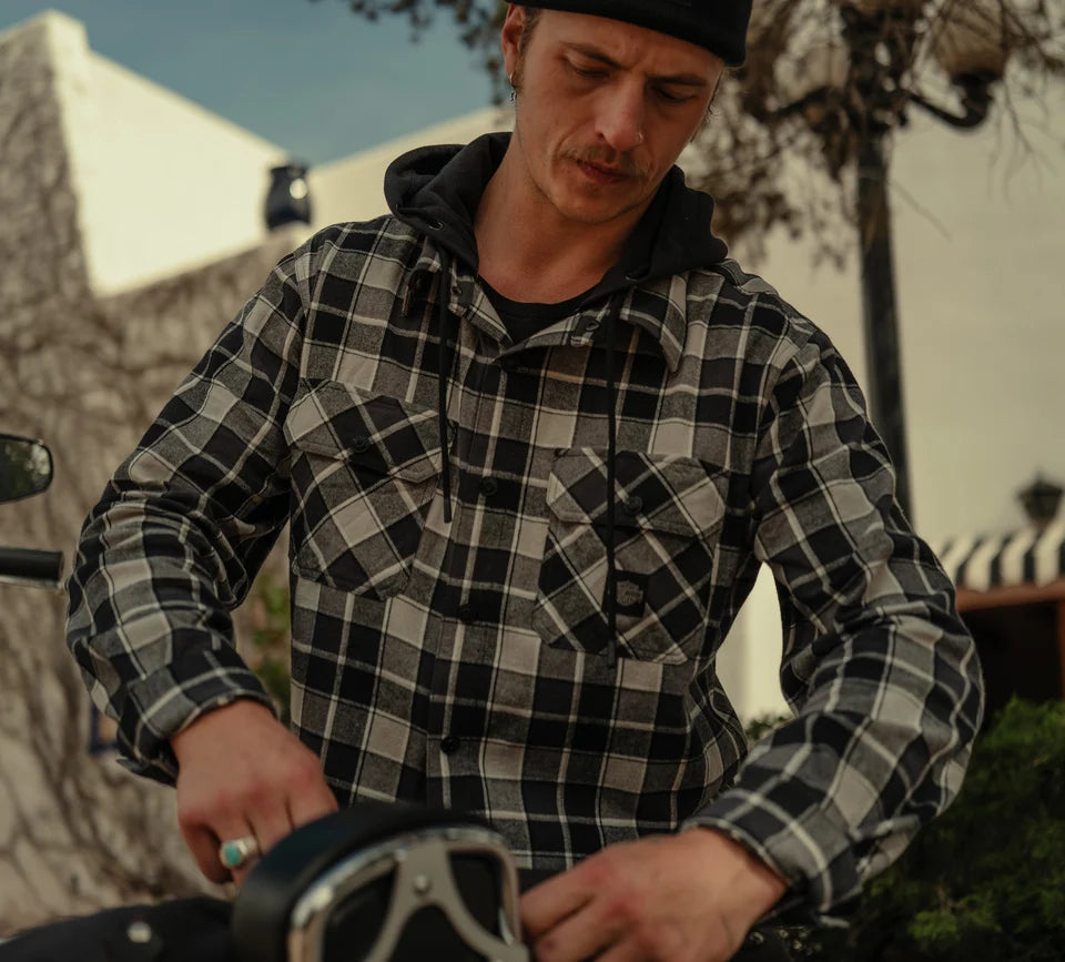 CAMICIA A MANICHE LUNGHE CON CAPPUCCIO