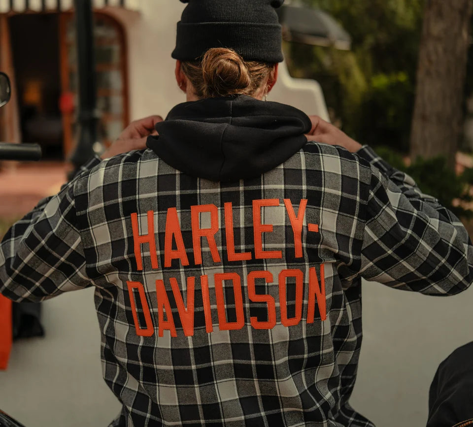 CAMICIA A MANICHE LUNGHE CON CAPPUCCIO