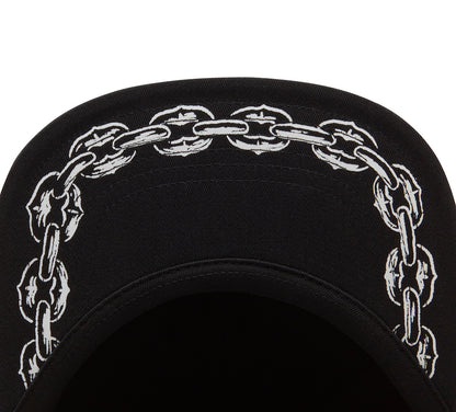 Cappellino da uomo con visiera ribaltabile e catena in stile chopper